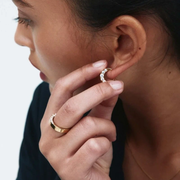 runda 14K guldpläterade örhängen med gnistrande cubic zirconia-stenar från Edblad.