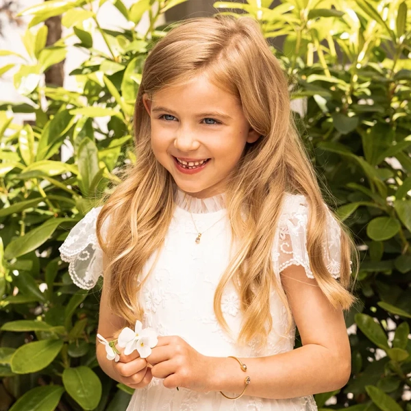 från Caroline Svedbom Bridal Collection. Perfekt för brudnäbben.