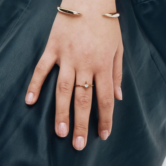 Guldfärgad ring i polerat stål med stjärndekoration och cubic zirconia-sten