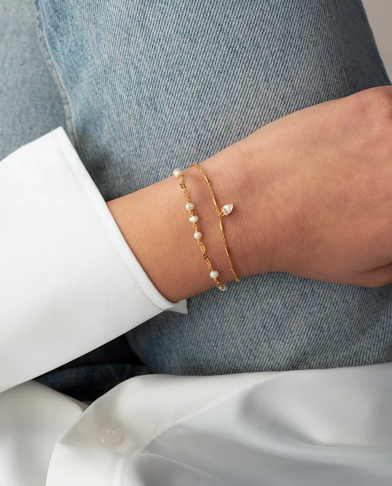 ett elegant armband i 18K guldpläterat silver med droppformad kubisk zirkon