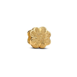 Goldener Charm mit vierblättrigem Kleeblattmotiv und diamantähnlichen Spitzen aus der Pandora Moments Kollektion.