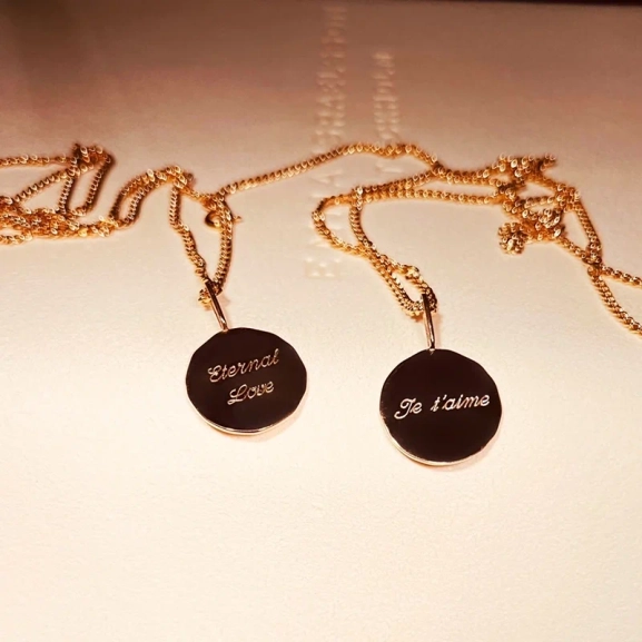 Eternal Love Coin Gold halsband med rund hänge i 18K guldförgylld mässing och graverad text "Eternal Love" från Emma Israelsson.