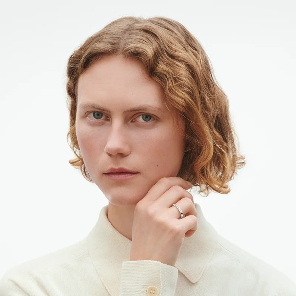 AW25_ECOM_ON-MODEL_MAGIC_RING_WG_DIAMOND_20000346