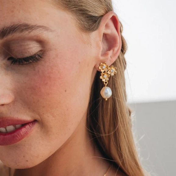 Juni Earrings med kristaller och pärldroppe i rhodiumpläterad mässing