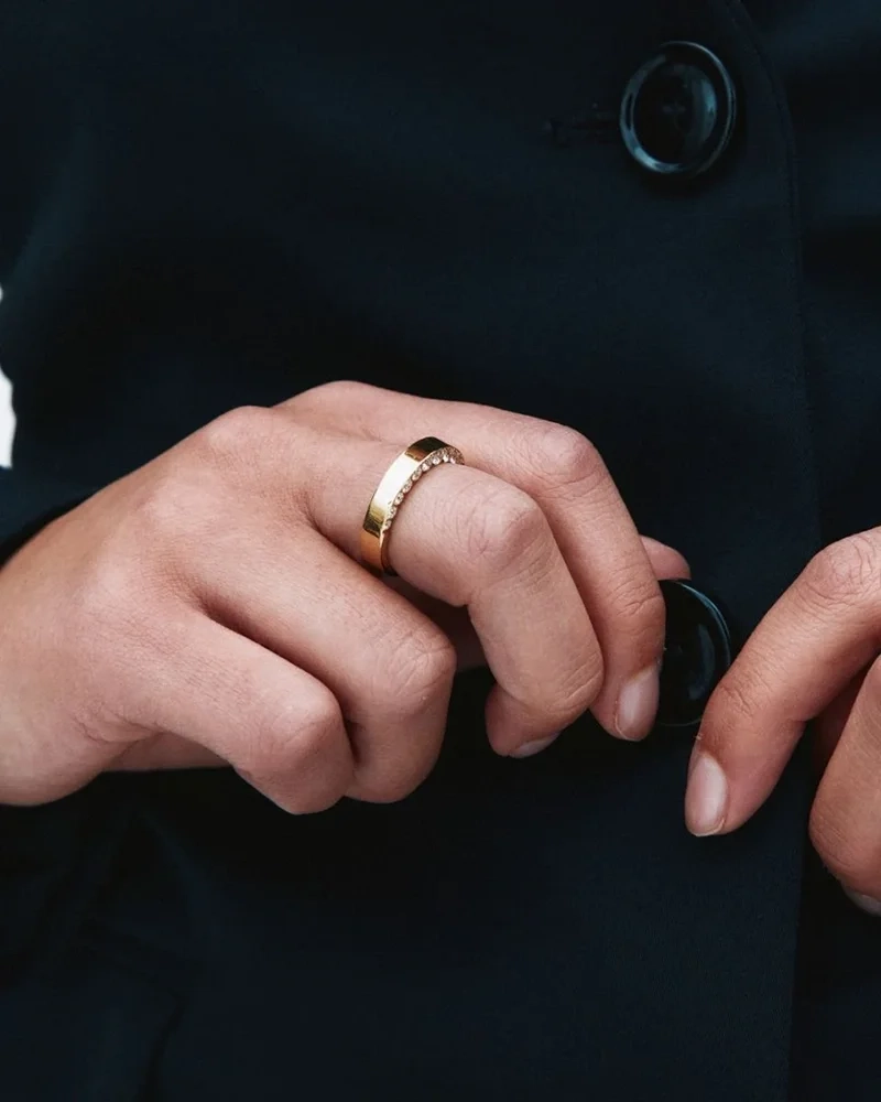 Guldfärgad ring i 14K guldpläterat stål med gnistrande cubic zirconia-stenar från Edblads Monarch-kollektion.