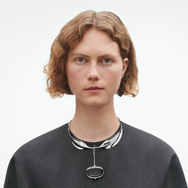 AW25_ECOM_ON-MODEL_TORUN_NECKRING_20001641