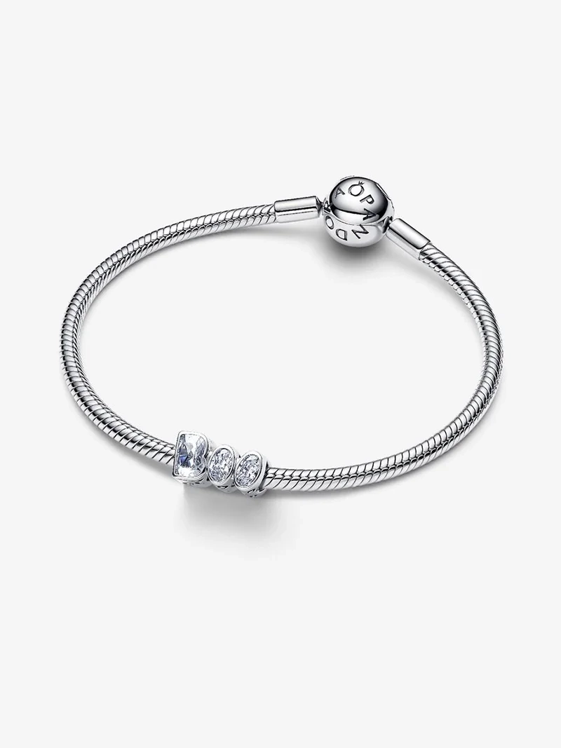 Självlysande BOO berlock från Pandora med förtrollande glöd och Cubic Zirconia-stenar. Skapa en aura av spänning och mystik med denna unika berlock.