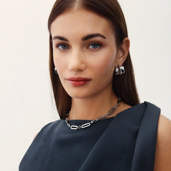 Stora hoops i polerat rostfritt stål med gnistrande cubic zirconia-stenar