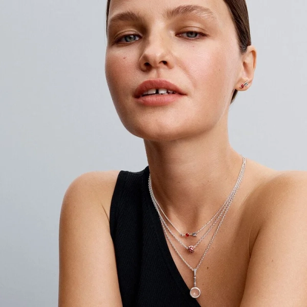 amorpil och kubisk zirkonia stenar. Justerbar längd 40-50 cm.