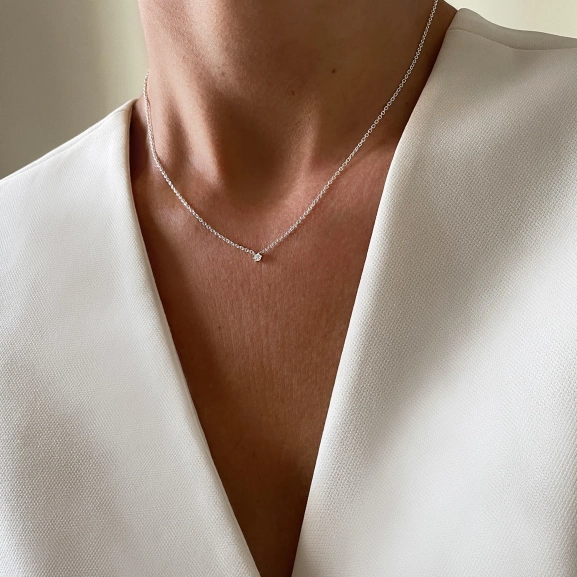 kort silverhalsband med vit topas