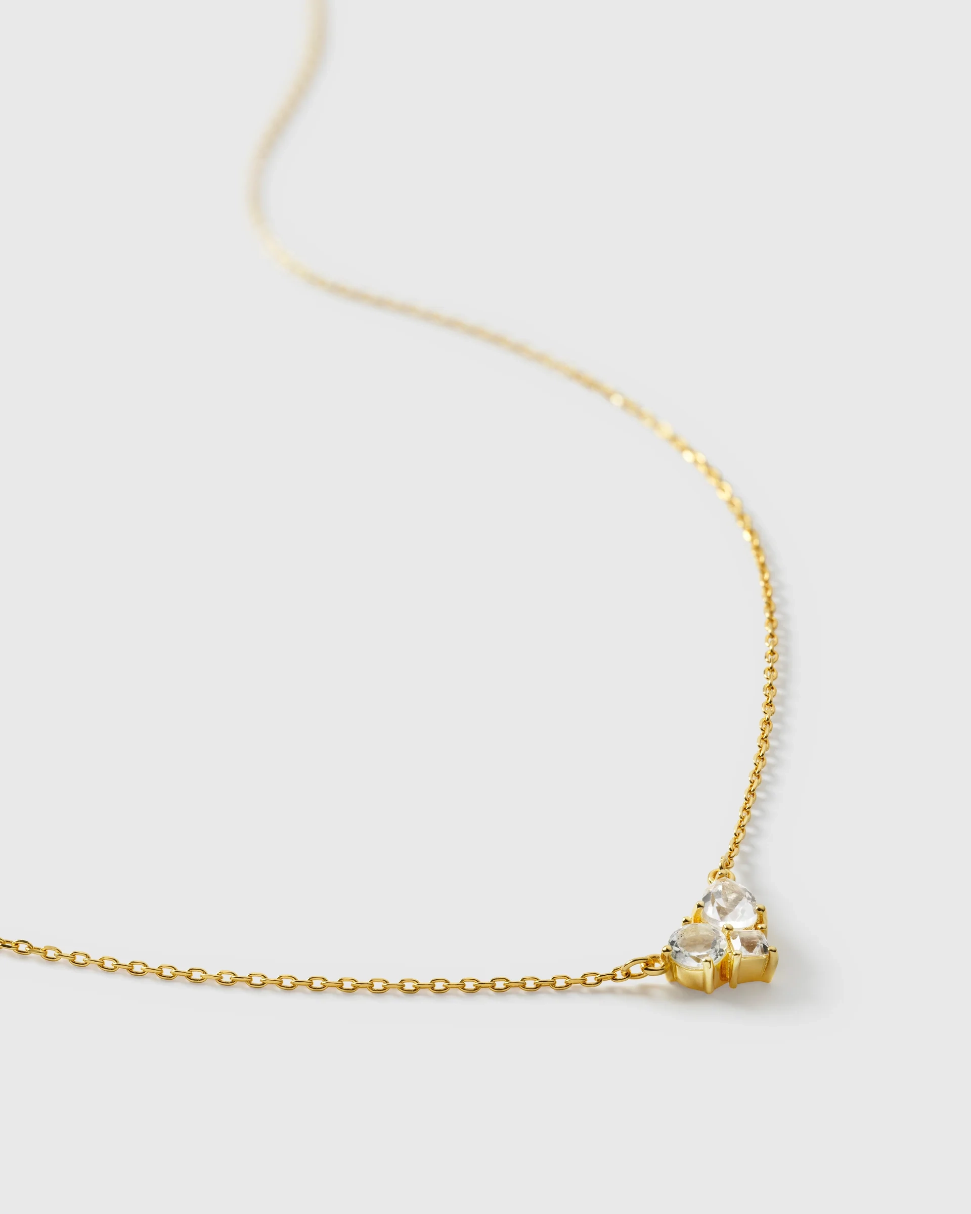 Pam Necklace Gold från Syster P: Elegant halsband i 18K guldpläterat silver med gnistrande vita topaser på en nätt kedja. Perfekt för festliga tillfällen.