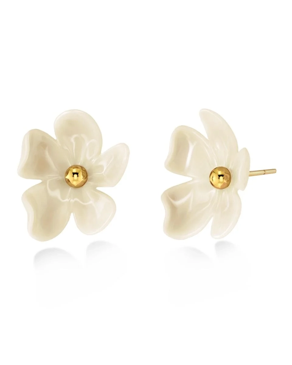 Generösa krämvita blomörhängen i resin och 14K guldpläterat stål från Edblad