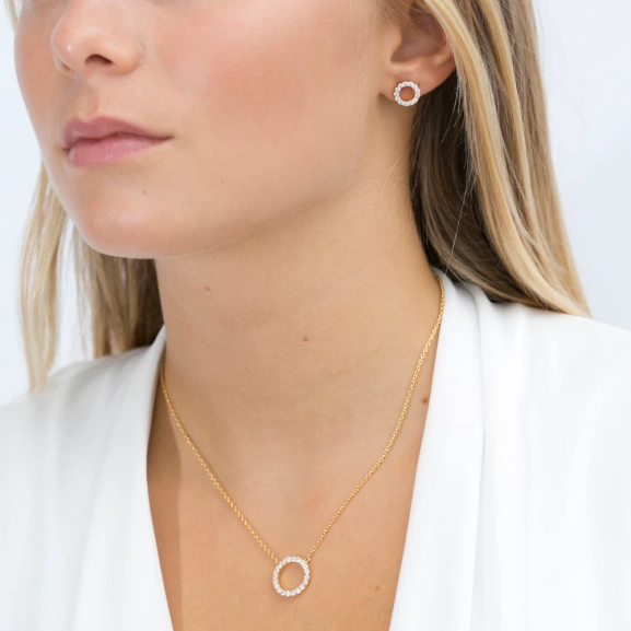 eleganta små örhängen i 18K guldpläterat silver med gnistrande cubic zirconia.