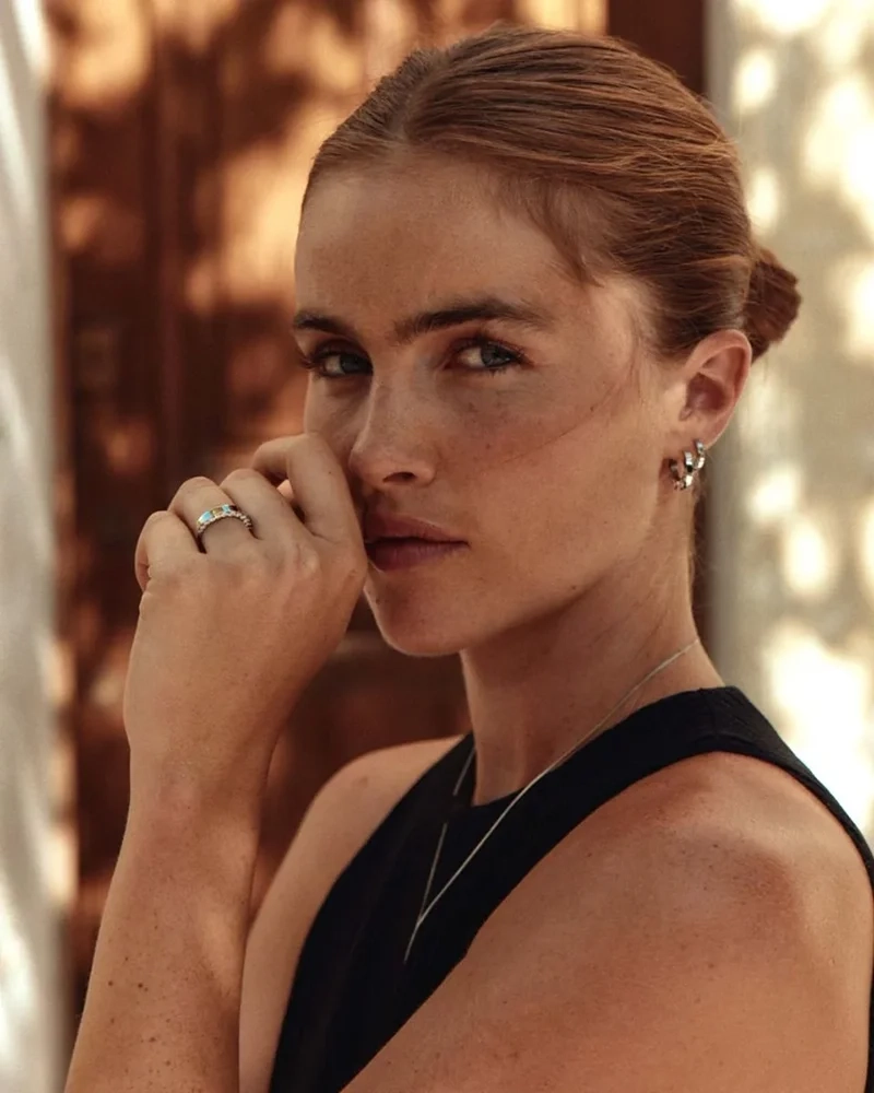 Silverfärgad Edblad Monarch-ring i polerat stål med gnistrande stenar längs ovansidan