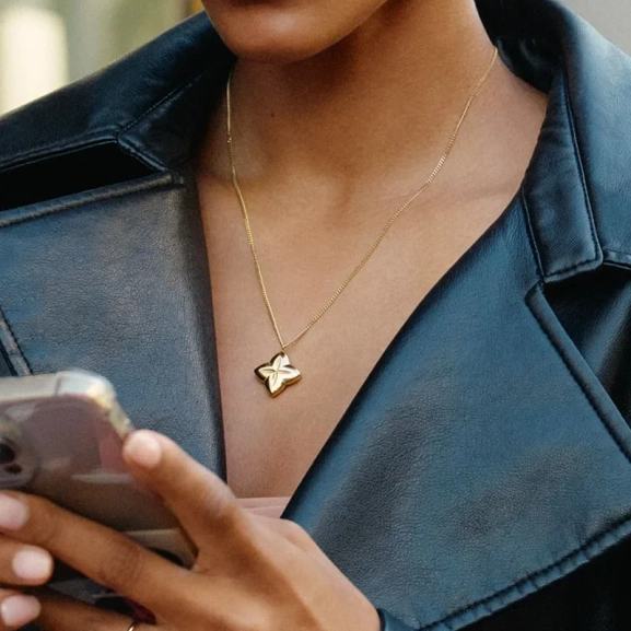 med elegant design och justerbar kedja. Perfekt för både vardag och fest.