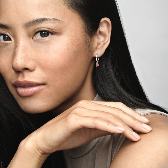 Glittrande Freehand Creoler med Hjärta - PANDORA - Snabb frakt & paketinslagning - Nordicspectra.se