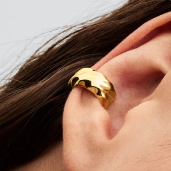 Eleganta räfflade earcuffs i 14 karat guldpläterad metall från Pandora
