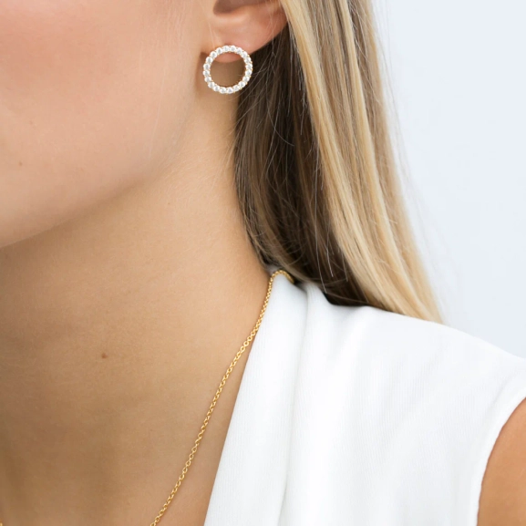 eleganta örhängen i 18K guldpläterat silver med gnistrande cubic zirconia-stenar.