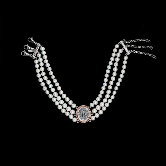 Bee Three Strand Pearl Necklace - Maria Nilsdotter - 1-2 dagars leverans - Nordic Spectra