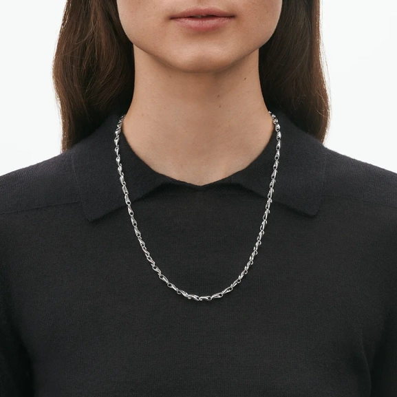 SS25_ECOM_ON-MODEL_REFLECT_SLIM_NECKLACE_20001094_Close-ups