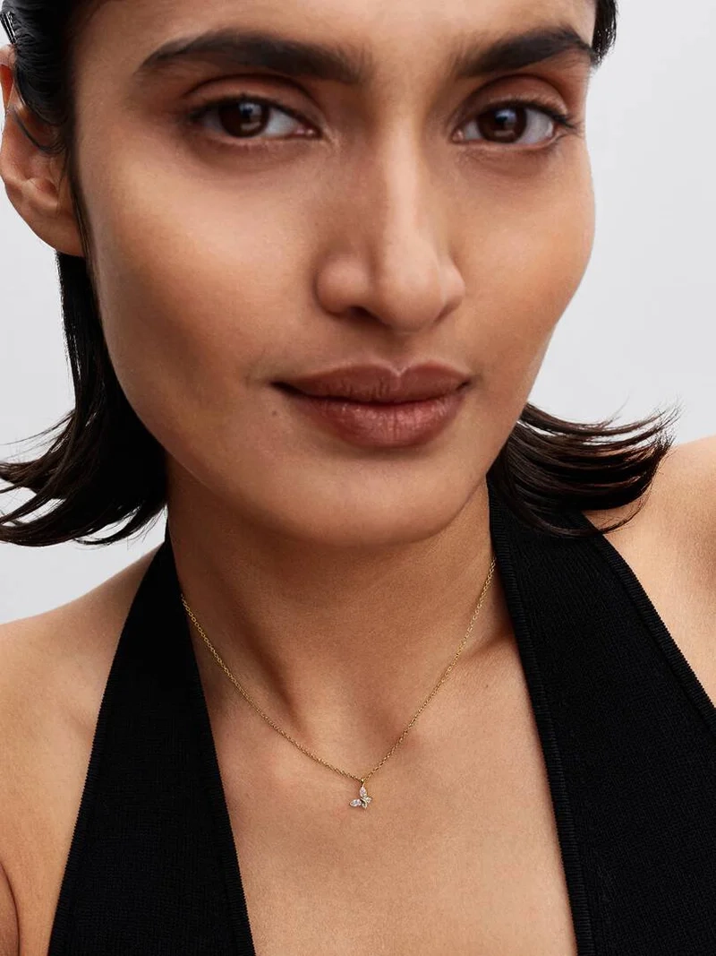Glittrande Fjäril Guld presentset med Cubic Zirconia stenar i 14k guldpläterad metallblandning från Pandora Timeless kollektionen.