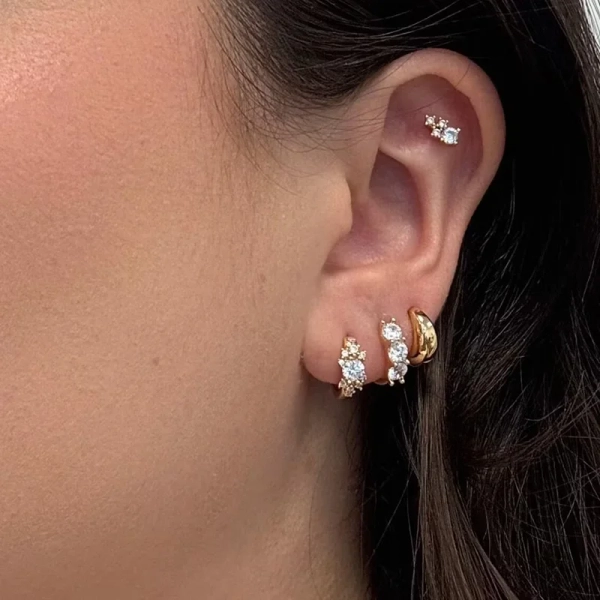 18 karaatin kullattua messinkiä ja koristeltu zirkonioilla