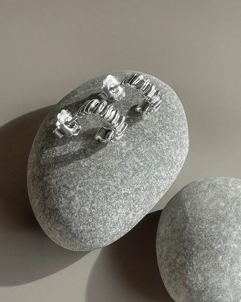 mit unregelmäßiger Form und skandinavischem Design.