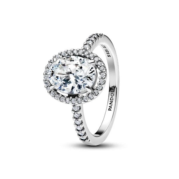 Pandora Timeless Oval Glittrande Halo Statementring i sterlingsilver med stor sten i mitten och strålande kant av små stenar. Perfekt för extra touch av glamour och att kombinera med andra smycken.