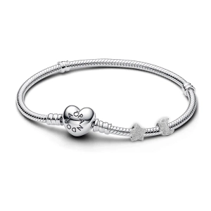 Bettelarmband mit Mini-Stern und Mini-Mond von Pandora Moments. Ein komplettes Armband mit strukturierten Silberanhängern