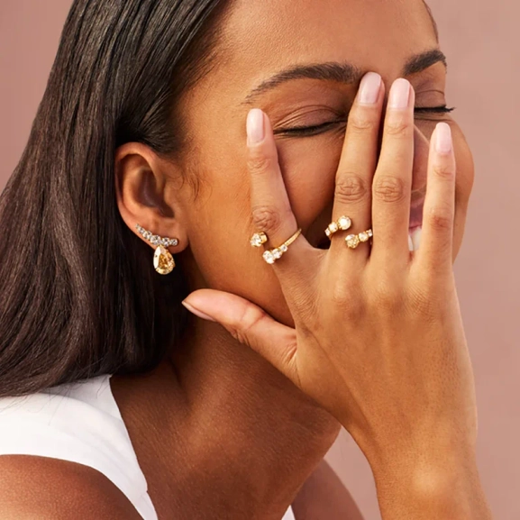 guldpläterade örhängen med gnistrande Swarovski® kristaller från Caroline Svedbom.