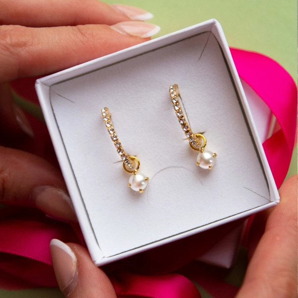 Bella Loop Earrings Gold Pearl Crystal - Caroline Svedbom - Snabb frakt & paketinslagning - Nordicspectra.se