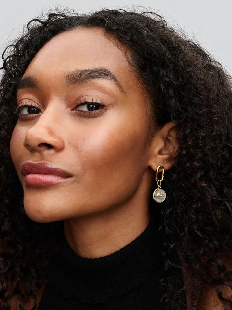 Medaljongberlock i guld med konstgjord pärlemor och zirkonia stenar från Pandora ME. Skimrande symbol för elegans och glamour.