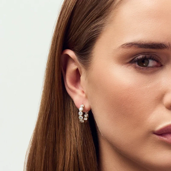 Ariccia Earrings 14K Guld: Eleganta creoler i guld med glittrande syntetiska diamanter