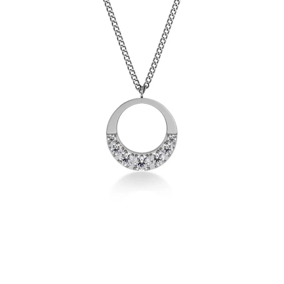 Halsband i polerat stål med runt hänge dekorerat med skimrande cubic zirconia-stenar från Edblads Monarch-kollektion.