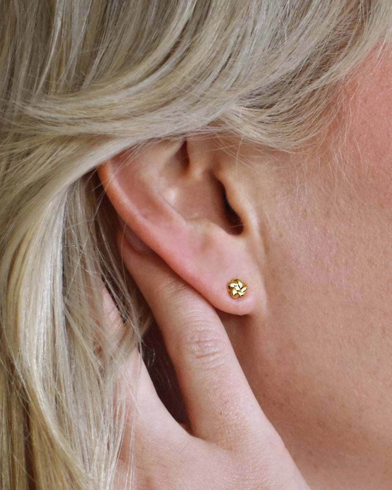 Empower Drop Studs Gold - Drakenberg Sjölin Örhängen - Snabb frakt & paketinslagning - Nordic Spectra