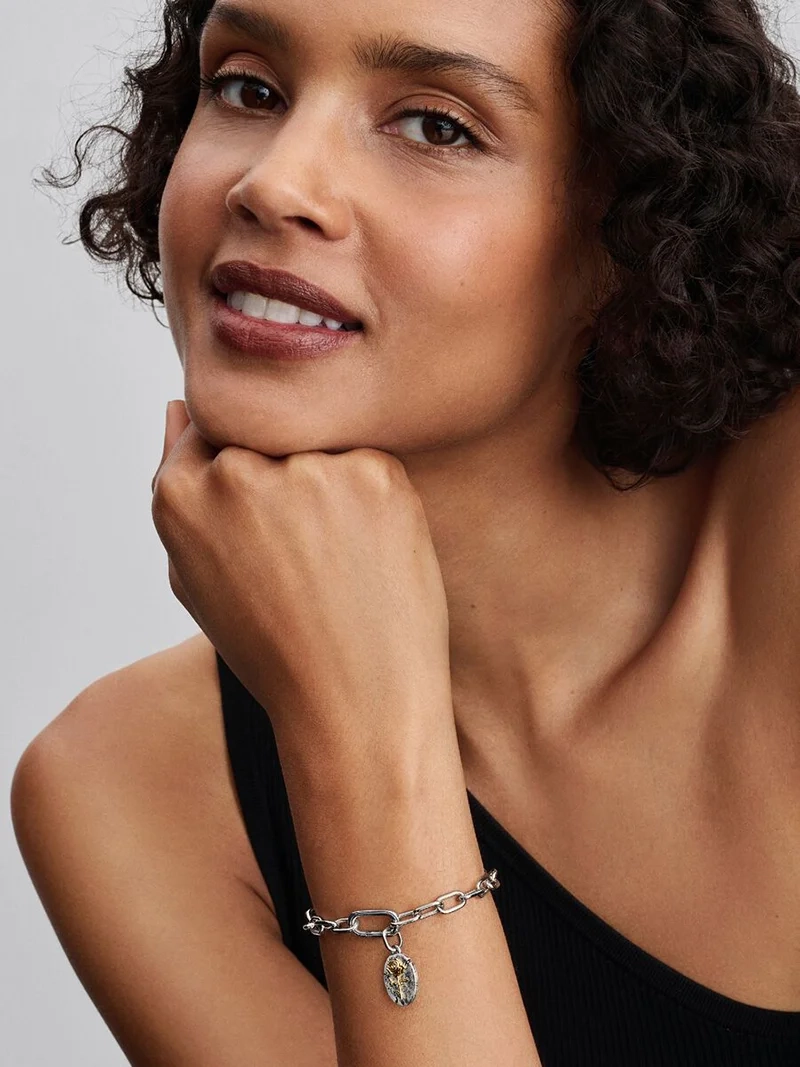 Medaljong Ros Berlock Silver & Guld. En påminnelse om din resa och styrka. Skönhet blomstrar även bland taggarna. Ljus och skönhet i tuffa stunder.