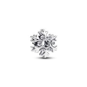 Der Pandora Schneeflocken-Charm aus glänzendem Sterlingsilber mit funkelnden Zirkonia fängt die herrliche Schönheit des Frosts ein und verleiht Ihrem Stil einen Hauch von saisonaler Brillanz.