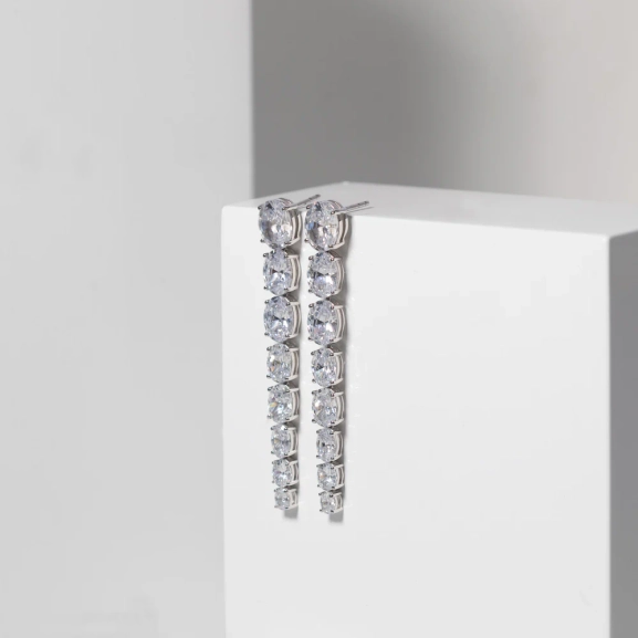 Ellisse Lungo Otto Örhängen i silver med gnistrande Cubic Zirconia-stenar från Sif Jakobs Ellisse-kollektion.