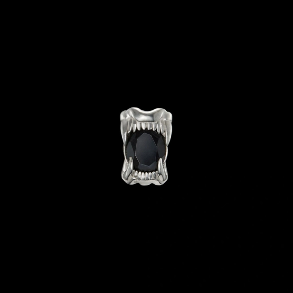 Tiny Jaw Stone Ear Stud Black Spinel i silver med svart spinell