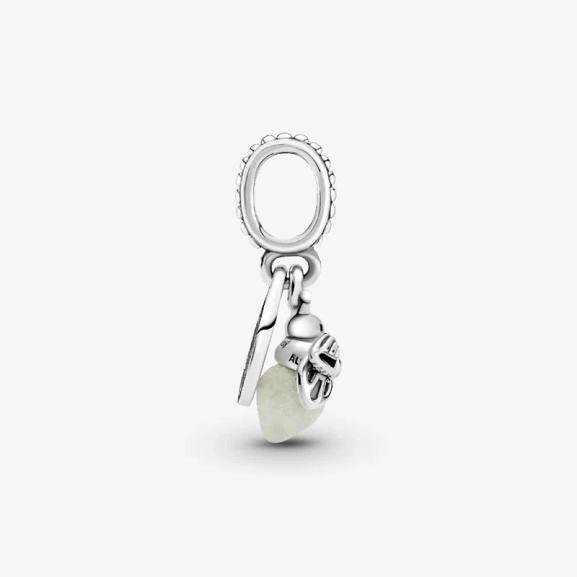 Självlysande Eldfluga Hängberlock i handgjort sterlingsilver med glas som ändrar färg beroende på ljuset. Graverad med "Du lyser upp mitt liv".