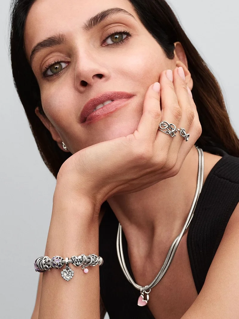 utskurna mönster och gnistrande stenar. En blickfångare som hyllar moderskapets lekfulla sida.