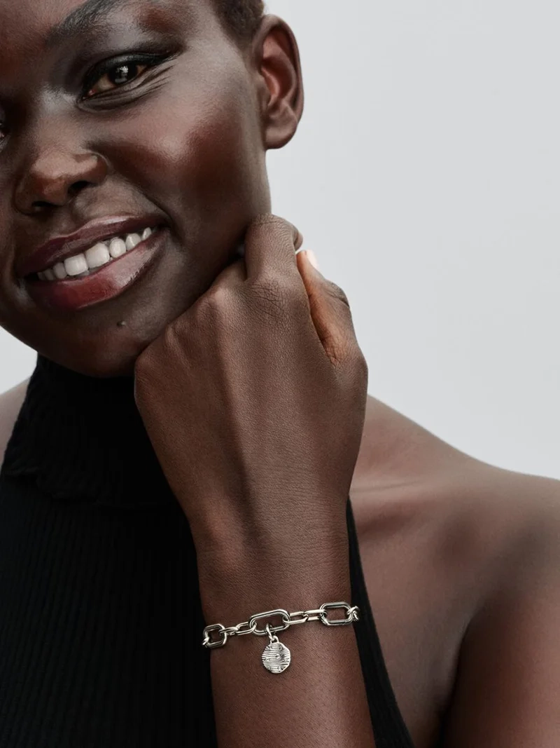 Vågor Minimedaljong i äkta silver från Pandora med gnistrande cubic zirconia för en sofistikerad och unik stil.