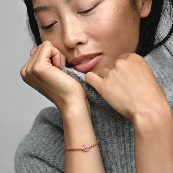 Pandoras rosa Tusensköna Berlock Rosé med handapplicerad rosa emalj och gnistrande kubiska zirkoniastenar. Symboliserar styrka och frihet.