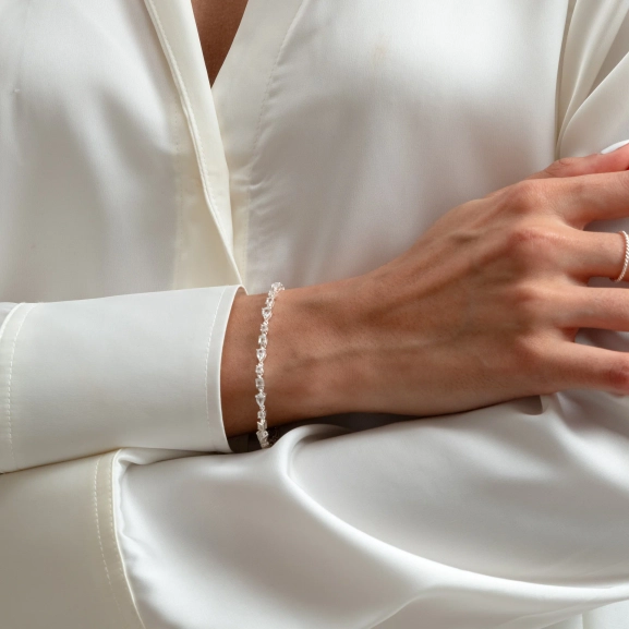 Pam Bracelet Silver: Ett elegant armband i återvunnet sterlingsilver med vita topaser