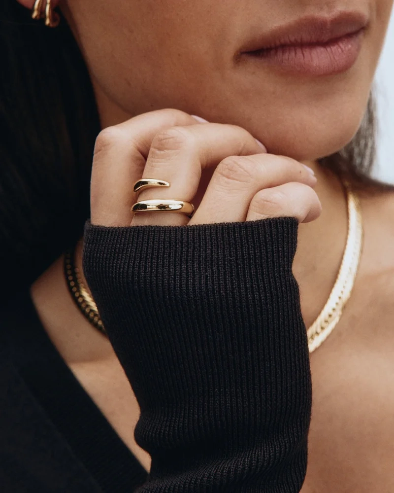 slingrar sig elegant runt fingret