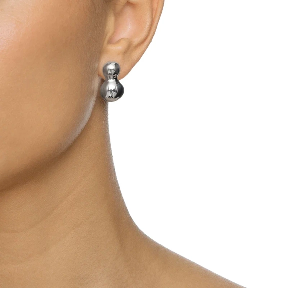 ett silversmycke med mjuk form som symboliserar värme och omsorg. Perfekt som en kärleksfull gåva.