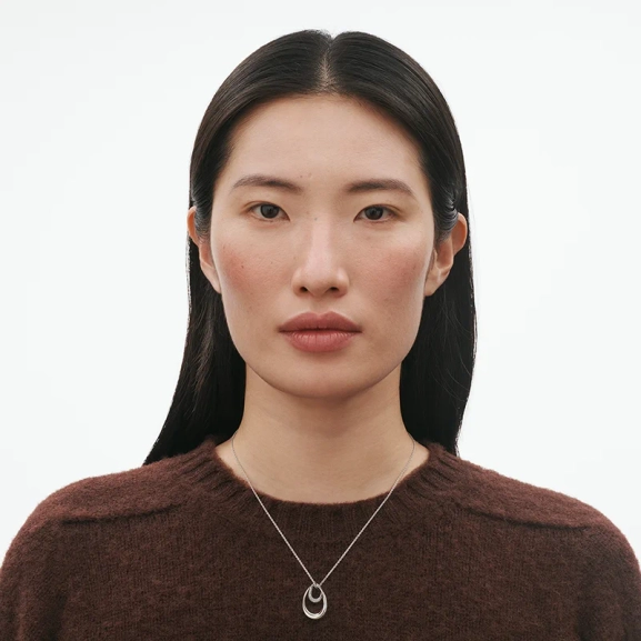 SS25_ECOM_ON-MODEL_OFFSPRING_PENDANT_10015848
