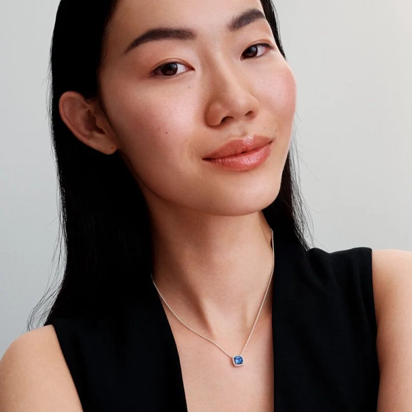 Glittrande Fyrkantig Blå Halo Halsband - PANDORA - 1-2 dagar leverans - Gratis paketinslagning