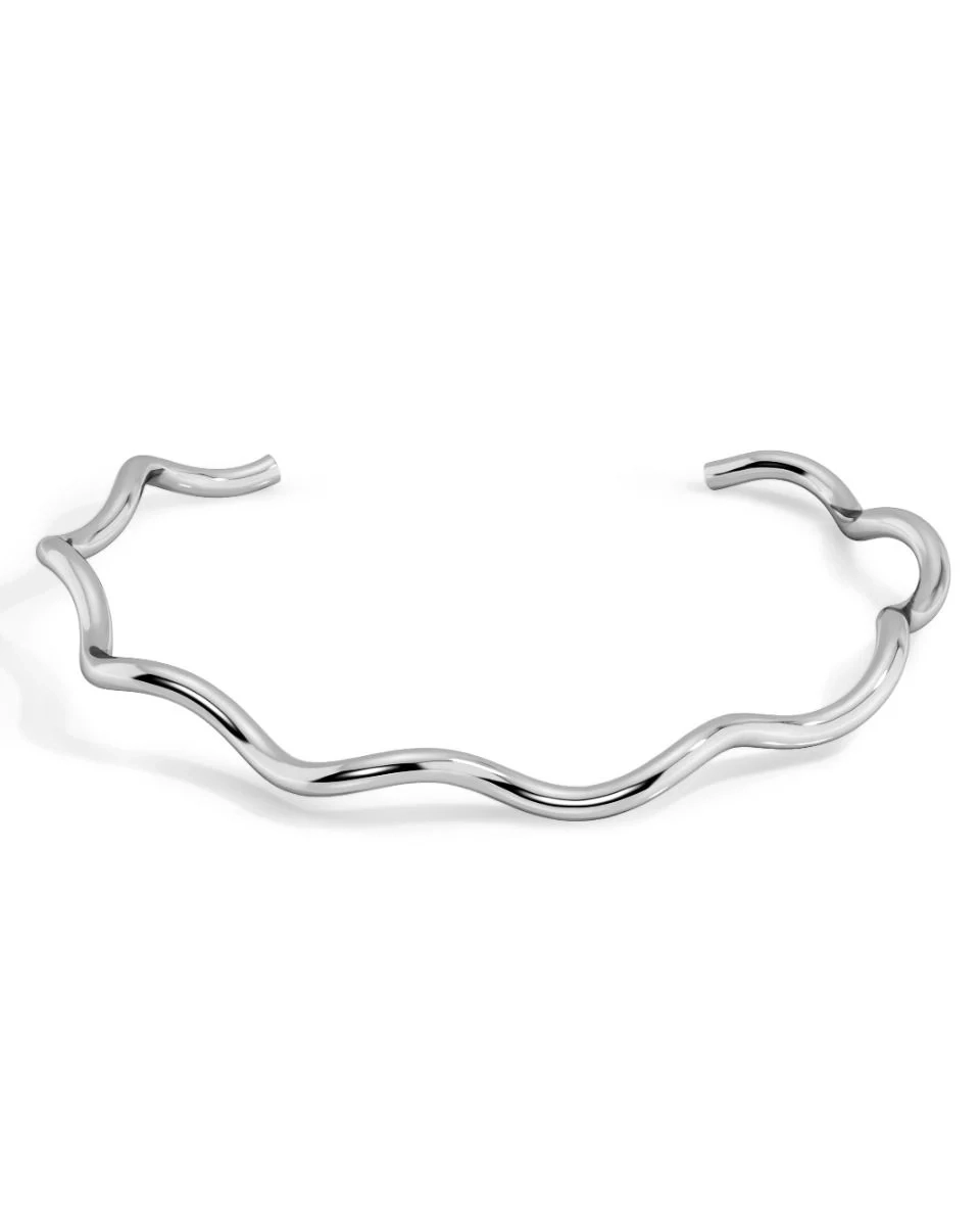 vilande mjukt mot nyckelbenen.