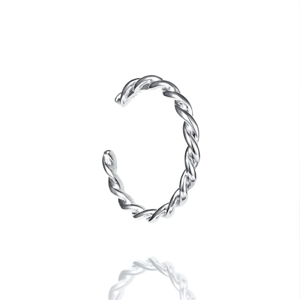 Wrapped Earcuff i silver från Efva Attling med en elegant virad design